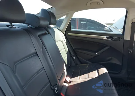 2017 Volkswagen Passat 1.8T R-Line z USA, uszkodzony, nr VIN 1VWDT7A32HC015102